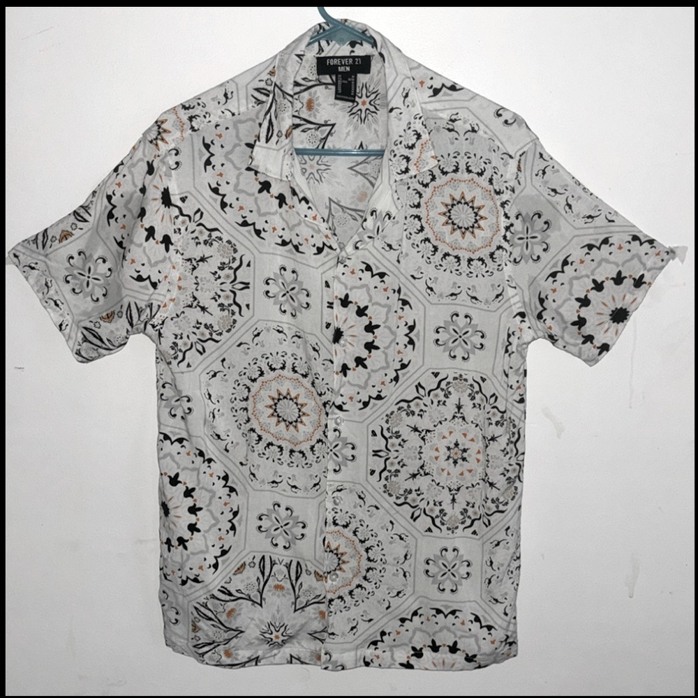 Forever 21 / Button up shirt/ Size Medium men’s
